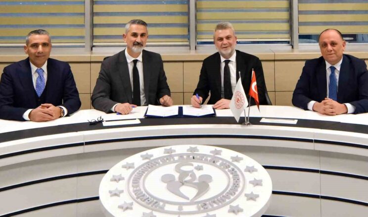 Kahramanmaraş’ta 50 mahalleye halı saha