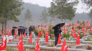 Kahramanmaraş deprem mezarlığında hüzünlü bayram