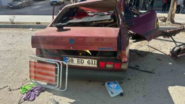 Refüje çarpan Tofaş hurdaya döndü: 1 ölü, 1 yaralı