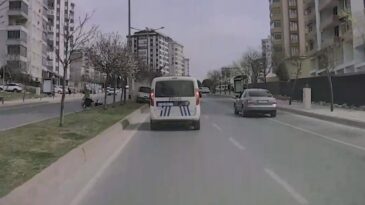 Tofaş önce motosiklete ardından polis aracı ve otomobile çarptı: 4 yaralı