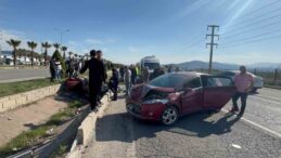Kahramanmaraş’ta iki otomobil kafa kafaya çarpıştı: 1’i ağır 6 yaralı