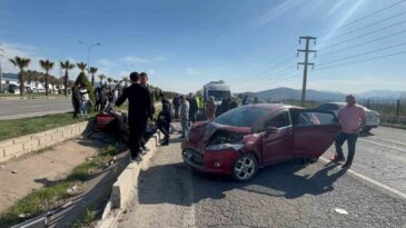 Kahramanmaraş’ta iki otomobil kafa kafaya çarpıştı: 1’i ağır 6 yaralı