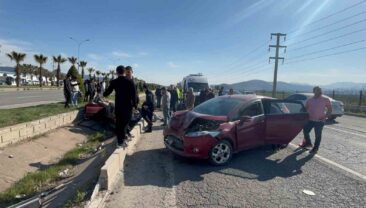 Kahramanmaraş’ta iki otomobil kafa kafaya çarpıştı: 1’i ağır 6 yaralı
