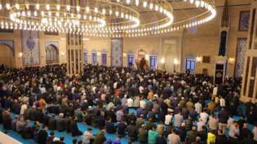 Kahramanmaraş’ta Ramazan Bayramı coşkusu: Binlerce kişi Abdülhamid Han Camii’nde bayram namazı kıldı