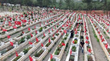 Kahramanmaraş’ta deprem şehitleri mezarlığında genel temizlik yapıldı
