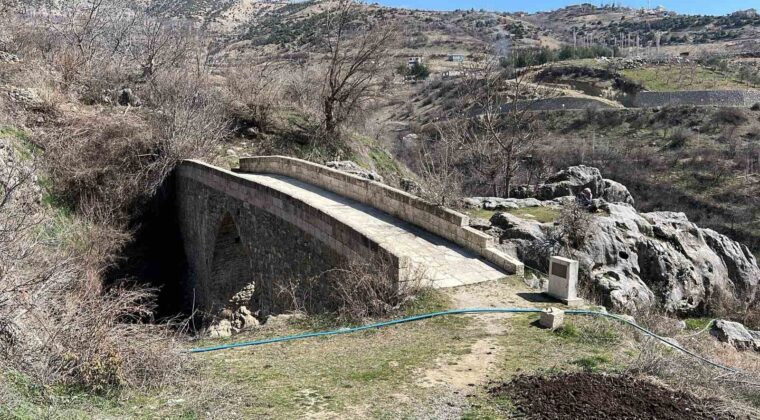 Tarihi köprü 15. yüzyıldan beri ayakta