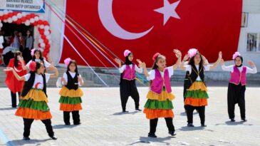Kahramanmaraş’ta barınma merkezinde 23 Nisan coşkusu