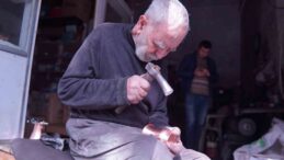 Mesleğinin son ustalarından: Durmuş Dede 60 yıldır bakırı sanata dönüştürüyor
