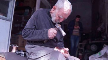 Mesleğinin son ustalarından: Durmuş Dede 60 yıldır bakırı sanata dönüştürüyor