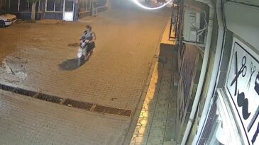 Alışverişe girdi motosikletinden oldu: O anlar kamerada