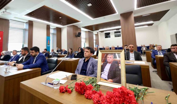 Onikişubat Belediye Meclisi, vefat eden Menderes Akıllı’yı unutmadı