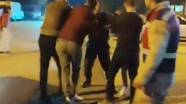 Husumetli aileler karakol çıkışı tekme tokat birbirine girdi: 1 ağır yaralı