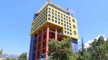 Yıkılan “Dünyanın en saçma binası”nın yerine iş hanı yapılıyor
