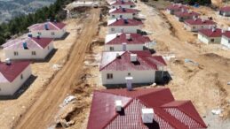 Depremin merkezinde köy evlerinin yapımı sürüyor