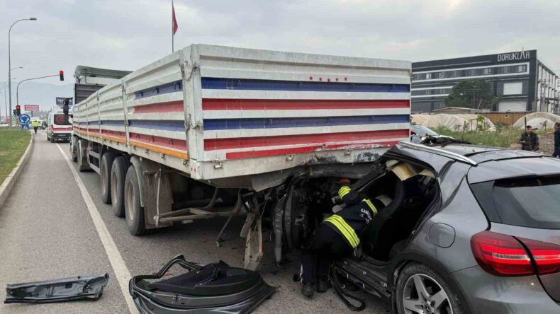 Otomobil tırın altına girdi