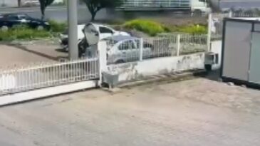 Tüp yüklü tır otomobili sürükleyip devrildi: O anlar kamerada