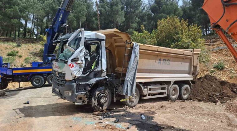 Yükünü boşaltırken devrilen kamyonun sürücüsü hayatını kaybetti