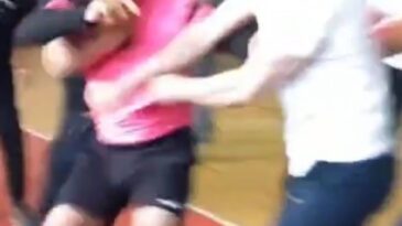 Futsal turnuvası boks ringine döndü: Hakem ve öğretmen arasında kavga anı kamerada