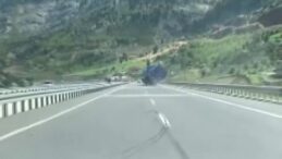 Tır kazası cep telefonu kamerasına yansıdı