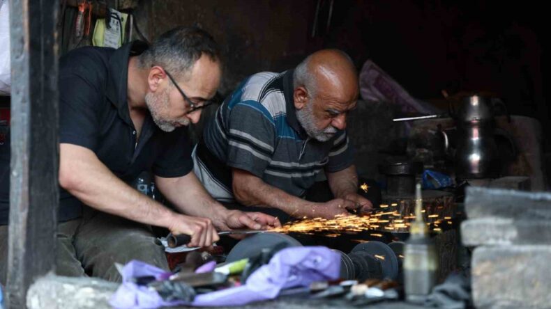Asırlık dükkânda baba-oğulun bıçak mesaisi