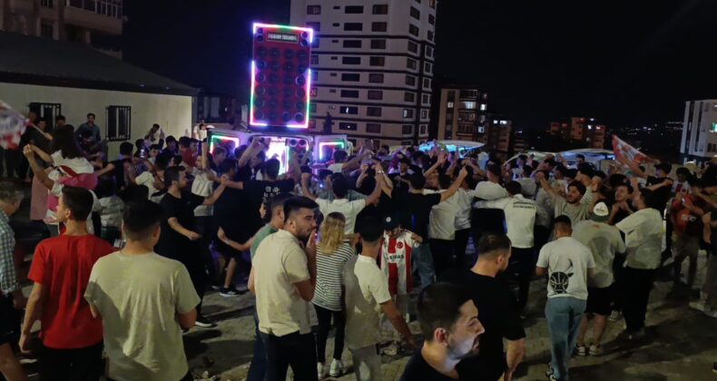 Kahramanmaraş İstiklalspor’un 2. Lig’e yükselmesiyle şehirde coşku yaşandı