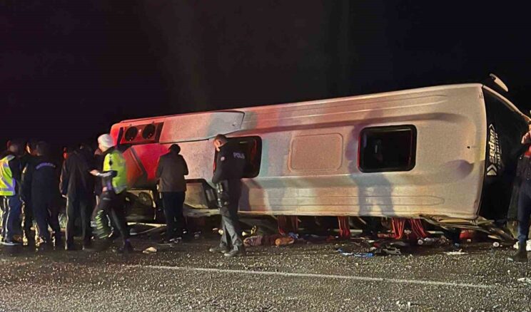 Kahramanmaraş’ta kontrolden çıkan minibüs devrildi: 1 ölü, 19 yaralı