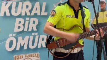 Trafik polisi sahneye çıktı, gitarı ve sesiyle gönüllere dokundu