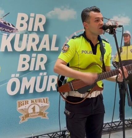 Trafik polisi sahneye çıktı, gitarı ve sesiyle gönüllere dokundu