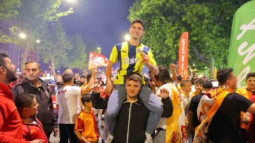 Araçlarına Fenerbahçe bayraklı tabut yerleştiren iki sürücüye ceza