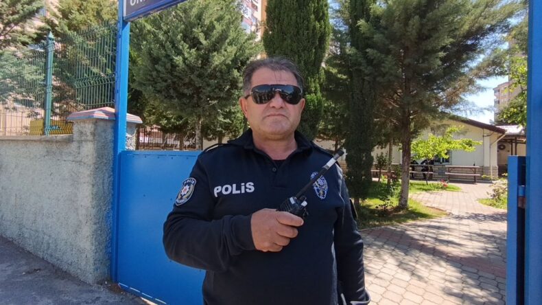 Emekliliğini telsizle duyurdu