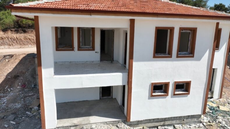 Depremzede muhtar: “Villa gibi ev yapılacağını tahmin etmemiştik”