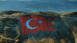 Ahır Dağı zirvesine 38 bin metrekarelik Türk bayrağı