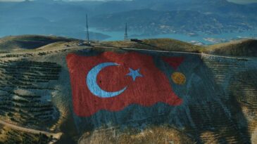 Ahır Dağı zirvesine 38 bin metrekarelik Türk bayrağı