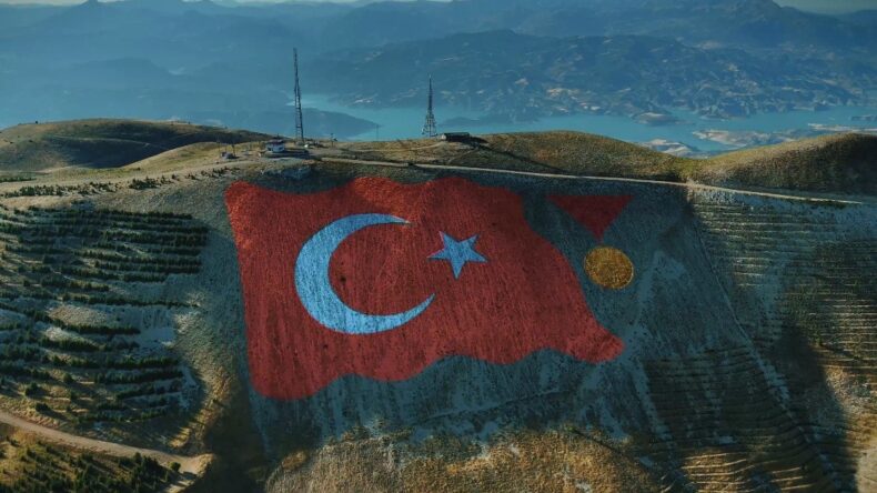 Ahır Dağı zirvesine 38 bin metrekarelik Türk bayrağı