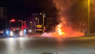 Kahramanmaraş’ta yanan otomobil hurdaya döndü