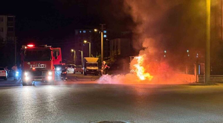 Kahramanmaraş’ta yanan otomobil hurdaya döndü