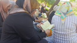 Kahramanmaraş’ta öğrenciler sınavdayken aileler de dışarıda dua etti