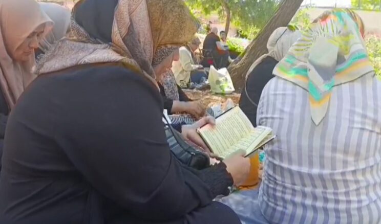 Kahramanmaraş’ta öğrenciler sınavdayken aileler de dışarıda dua etti