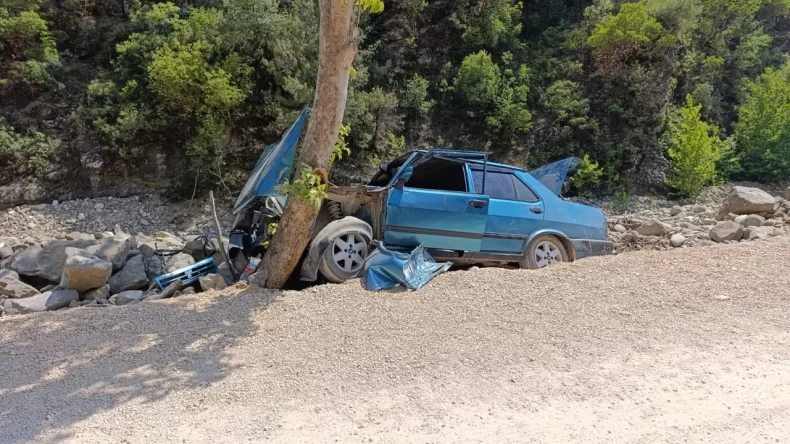 Andırın’da Otomobil Ağaca Çarptı, 2 Kişi Hastaneye Kaldırıldı