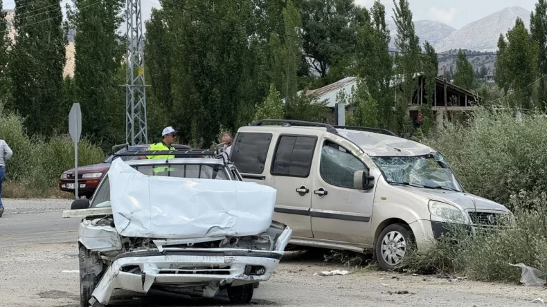 Göksun’da İki Araç Çarpıştı: 5 Yaralı