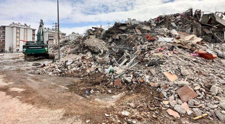 Depremde Yıkılan Binanın Sırrı: Belgede Mimar Olarak Görünen Kişi Fırıncı Çıktı!