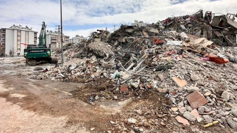 Depremde Yıkılan Binanın Sırrı: Belgede Mimar Olarak Görünen Kişi Fırıncı Çıktı!