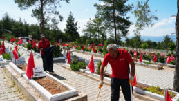 Mezarlıklar Bayram için Hazırlandı