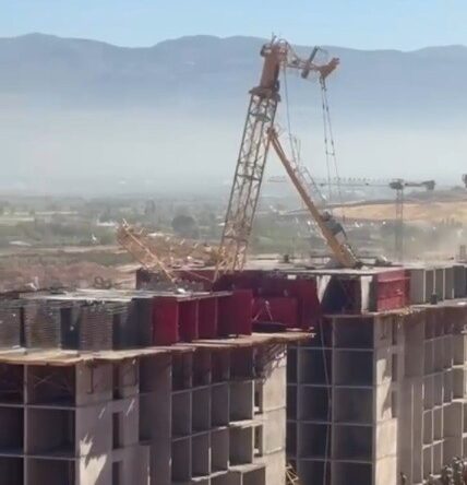 Kule vinç devrildi, 1 işçi öldü