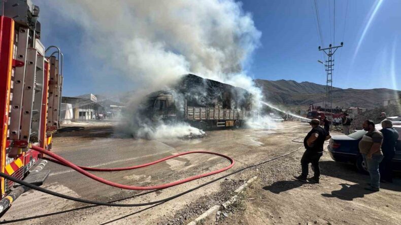 Saman yüklü kamyon elektrik tellerine takıldı, yangın çıktı