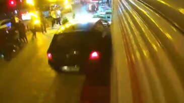 Freni boşalan otomobil iş yerine çarptı: O anlar kamerada