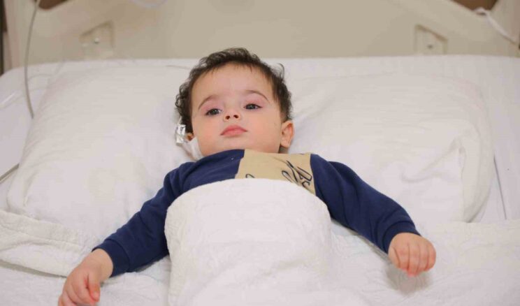 Boğazına havuç kaçan bebek, 10 dakikalık kalp masajıyla hayata döndü