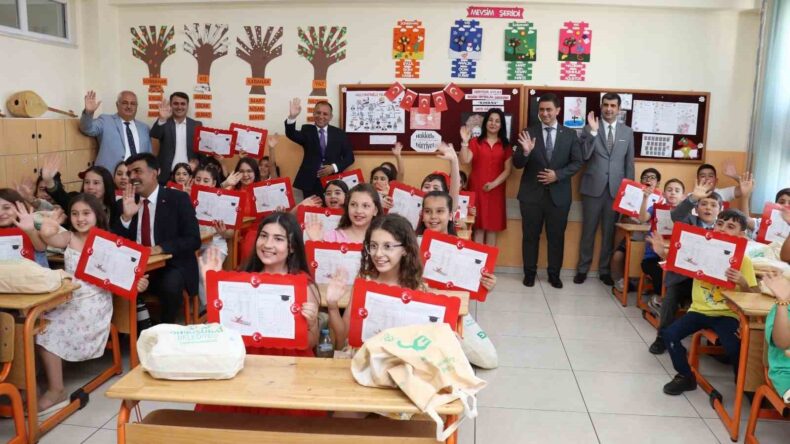 Kahramanmaraş’ta karne heyecanı: 276 bin öğrenci yaz tatiline çıktı