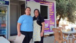 Anne kız bazlama ve gözleme yaparak hayata tutundu