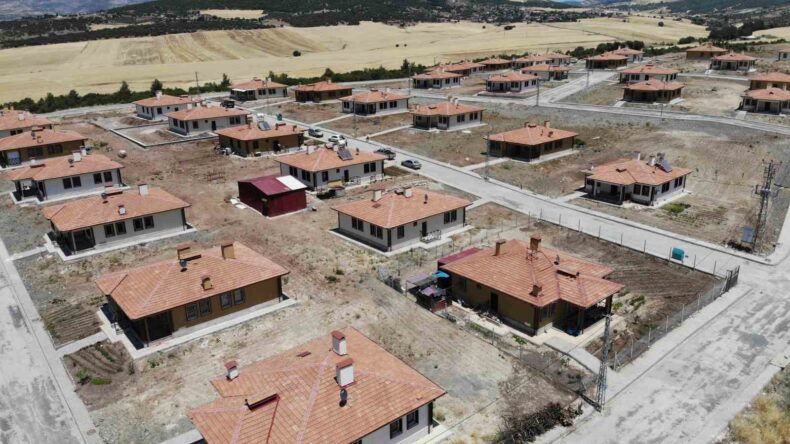 Köy konutlarında yaşam başladı: “Çadırlarda, konteynerlerde yaşadık ama şimdi evlerimizdeyiz”